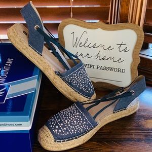 Women’s Casual Blue and Beige Sandals NEW Size 9